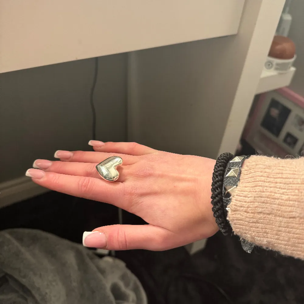 Super gullig ring med ett hjärta i silver 🤍. Accessoarer.