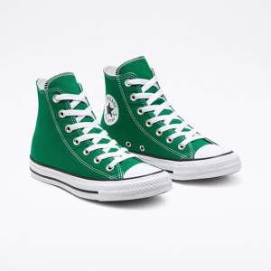 Gröna Converse som är använda ca 4 gånger, ny pris ca 800kr säljer då de inte kommer till användning längre💕