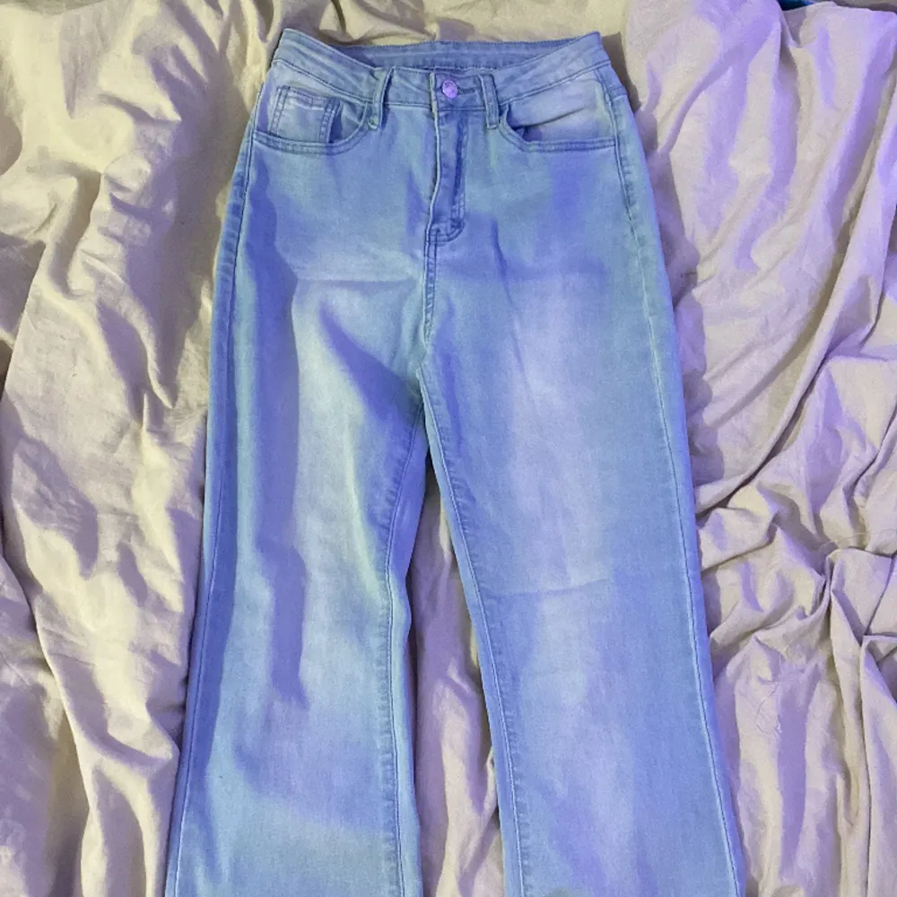 Super snygga jeans, har använt de fåtal gånger eftersom att de var långa för mig så säljer jag de vidare. Passar tjejerna som är 169+. Jeans & Byxor.