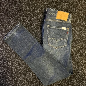 Replay rob - 🟦 säljer dessa extremt feta replay rob i storlek W31. Skick: 10/10! Byxorna är i princip helt oanvända och i extremt bra skick. Priset är inte hugget i sten. Tveka inte att höra av er för mått eller fler bilder! 🟦