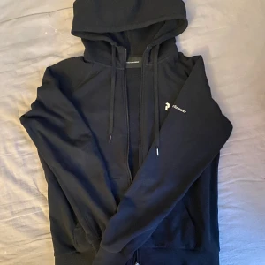 Peak Performance huvjacka - Peak performance huvjacka i L men sitter mer som M, den är liten i storleken. Säljer pga att den inte passade och har bara använt den en gång och testat. Köpt för 1200kr. Kom med prisförslag och pris kan diskuteras. Kan även bytas mot något annat