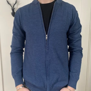 John Henric 100% Merinoull! - En snygg tröja från John Henric i 100% merinoull! Skicket är 9/10, använd fåtal gånger. Tveka inte att höra av dig vid fler frågor!🙌🏼💥