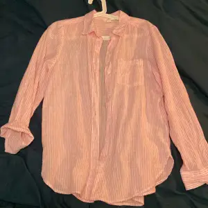 En rosa vit randig linneskjorta från H&M i storlek Xs men är lite större i storleken så passar även S. Super fin kvalite och är som ny. Köparen står för frakt.
