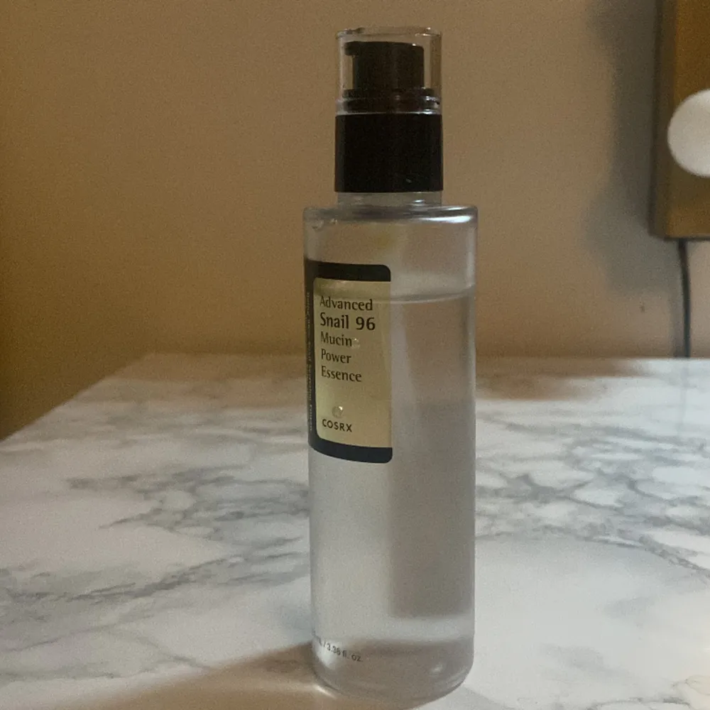 Säljer denna snail mucin, ni ser på bilden hur mycket som är kvar🩷 köpt 21 januari . Muu.