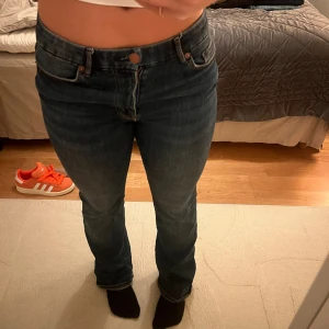 Mörkblå bootcut jeans  - Mörkblå bootcutjeans med låg midja. 