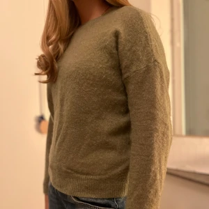 Grön stickad tröja  - Grön stickad tröja från msch copenhagen. Ser nopprig ut på bilden men är mer ”hårig” i tyget vilket är varför den upplevs så på bild. 