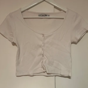 Ribbad t-shirt  - Ribbad t-shirt i bra skick i storlek Xs, vill bli av med så säljer till ett billigt pris❣️