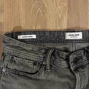 Säljer ett par stilrena gråa jeans i suveränt skick! Perfekta byxor till både skjorta och t-shirt.👔  Skick: 9/10 Strlk: W30 L32 Kan mötas upp vid försäljning eller skickas med posten då köparen står för porto!