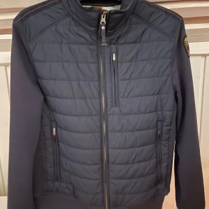 Parajumpers cardigan - Fräsch cardigan utan skador. Storlek M men passar S. Kvitto finns och hör av dig vid frågor och funderingar  /Emil