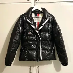 Säljer min superfina moncler jacka för den kommer inte till användning! Köpte den på en vintage butik, Judits heter butiken och ligger i Stockholm! Lite slitage på jackan men annars i bra sick, skriv för fler bilder❤️‍🔥❤️‍🔥❤️‍🔥