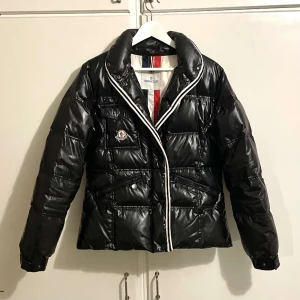 Moncler jacka  - Säljer min superfina moncler jacka för den kommer inte till användning! Köpte den på en vintage butik, Judits heter butiken och ligger i Stockholm! Lite slitage på jackan men annars i bra sick, skriv för fler bilder❤️‍🔥❤️‍🔥❤️‍🔥finns bild på kvitto