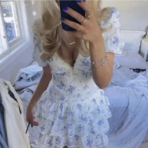 Sommar klänning - Säljer denna fina klänning då den inte kommer till användning 