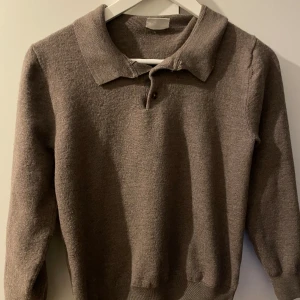 John Henric Rugby tröja - Rugby tröja från John Henric i brun merinoull. Storlek M men sitter som S. Hör av vid intresse