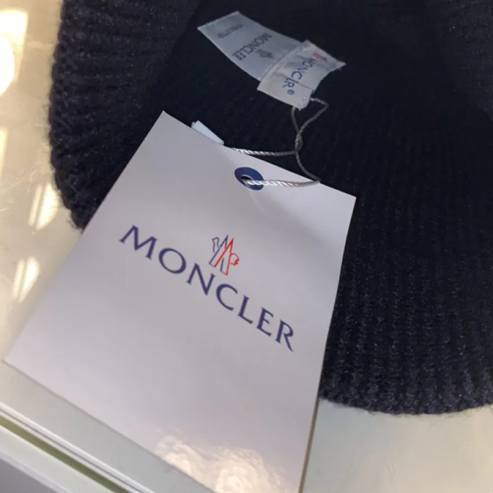 Helt ny Moncler mössa köpt utomlands. Den är i Nyskick utan några defekter. Pris går att diskuteras. Skriv om ni är intresserade!  Endast seriösa köpare!   . Accessoarer.