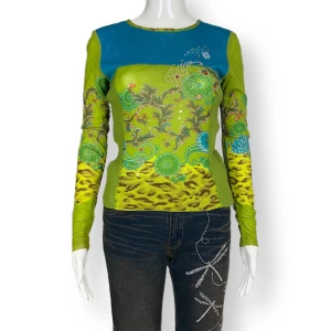 Tröja  - Chartreuse-ish grönfärgad. Två små hål på högra axeln & lösa sömmer som syns i sista bilden. Genomskinliga mesh ärmar & på magen. 30% merino ull, 30% akrylic & 40% nylon. Axel till axel 39cm, ärmlängd 60cm, armhåla till armhåla 43cm & midjebredd 37cm