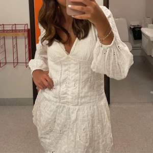 Zara klänning - Superfin vit klänning med detaljer från zara. Perfekt till konfirmation eller student bland annat! Jag är 170 lång för referens! Hör av dig om du har fler frågor!🙏❤️