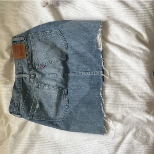 Levis Jeanskjol - En levisjeans kjol i bra skick. Hade gärna använt den om inte pga av att den är för stor för mig.