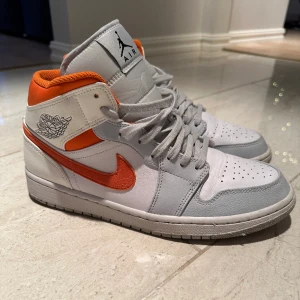 Jordan 1 mid - Ett par Jordan 1 mid i väldigt bra skick endast använda några fåtal gånger  Nypris: 1400kr