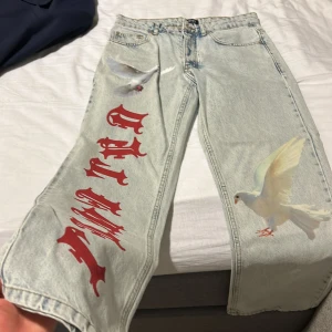 Bohoo MAN jeans med tryck - 9/10 använda 4-5 gånger Storleken passar de som har S/ förmodligen även XS, passar mig perfekt är 170cm. Använder ej längre, säljer därför, kan gå ner lite i pris i snabb affär.