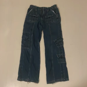 Lågmidjad Urban Outfitters Cargos - Jätte bekvämma och snygga cargo jeans från Urban Outfitters. Tyvärr använder jag inte dem så mycket längre eftersom jag har ändrat still.