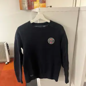 Säljer denna mörkblåa sweatshirt från Morris / Okej skick / Storlek S / Hör av dig om du har funderingar eller liknande🙂