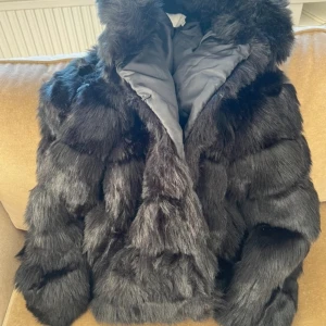 Pälsjacka  - Svart pälsjacka i storlek S från Nelly jättebra skick!