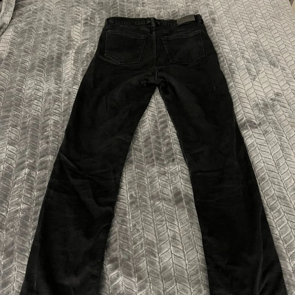 Svarta jeans från Gina Tricot med slit. Jeans & Byxor.