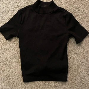 Svart tröja med öppen rygg - Tröjan är i bra skick den är stretchigt och för mig som har S kan ha den utan problem! Väldigt fin topp som kan matchas ihop med allt! Köparen står för frakt💕och jag står ej för postens slarv!