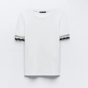 Zara tröja  - En jätte fin tröja från zara i bra skick ett litet hål vid armen men inget som syns mycket eller tänker på💗