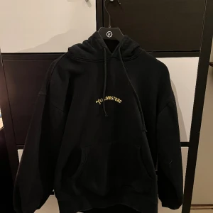 Svart hoddie - Svart hoddie, som är storlek s, 