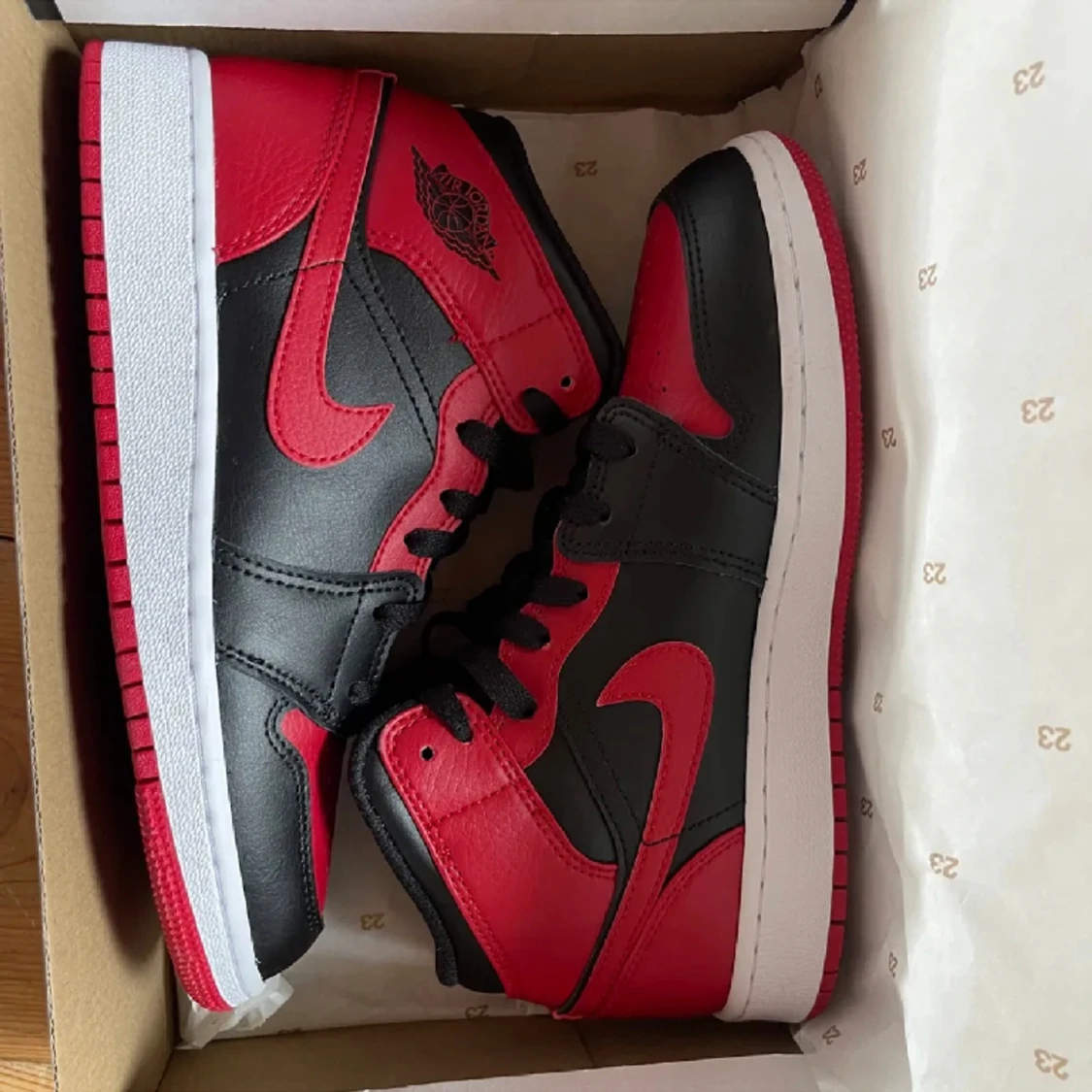 Jordans 1 Mid ”Banned”