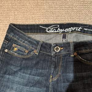 Low Rise bootcut jeans i storlek 28/32 med fina detaljer 💕  Lagat hål baktill men som man ej ser 