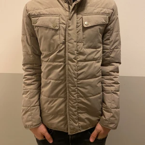 Dressman Quiltad Jacka - Säljer nu denna riktigt feta Dressman dunjackan i storlek small. Jackan är näst intill nyskick och nypris ligger runt 1300kr. Vid fler frågor kom dm. 
