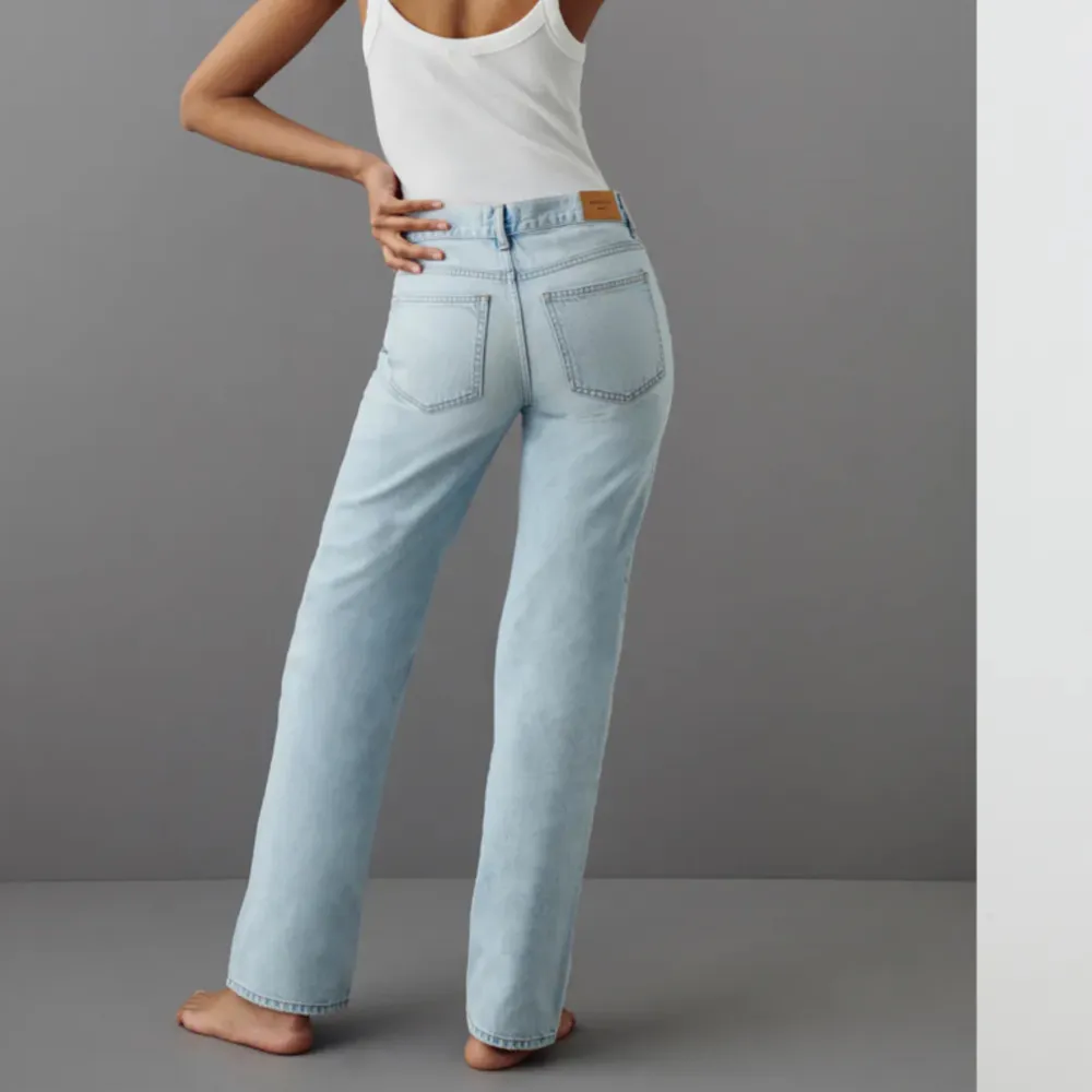 Säljer mina skitsnygga, slutsålda jeans från Gina tricot. Lågmidjade och raka. Använda fåtal gånger. Köpte för 500 kr, säljer för 300 kr.. Jeans & Byxor.