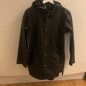 Tretorn regnjacka - Säljer min Tretorn regnjacka då den inte kommer till användning, storlek xxs men jag kan ha den som är storlek M, liiite tight.  Men skulle säga att den är ungefär som en storlek S 