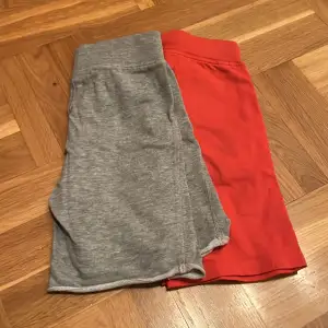 Två par shorts. 30 kronor styck 