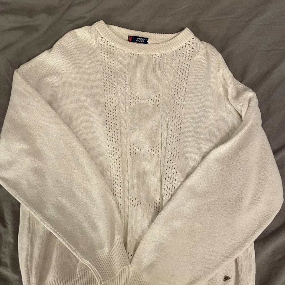 En vit jättegullig stickad tröja från märket ”New Man”. Inga defekter förutom två små fläckar på ärmarna. Passar både killar och tjejer!!🥰använd gärna ”köp nu”🎀. Tröjor & Koftor.