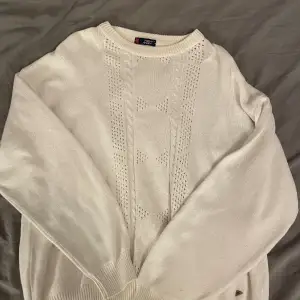 En vit jättegullig stickad tröja från märket ”New Man”. Inga defekter förutom två små fläckar på ärmarna. Passar både killar och tjejer!!🥰använd gärna ”köp nu”🎀