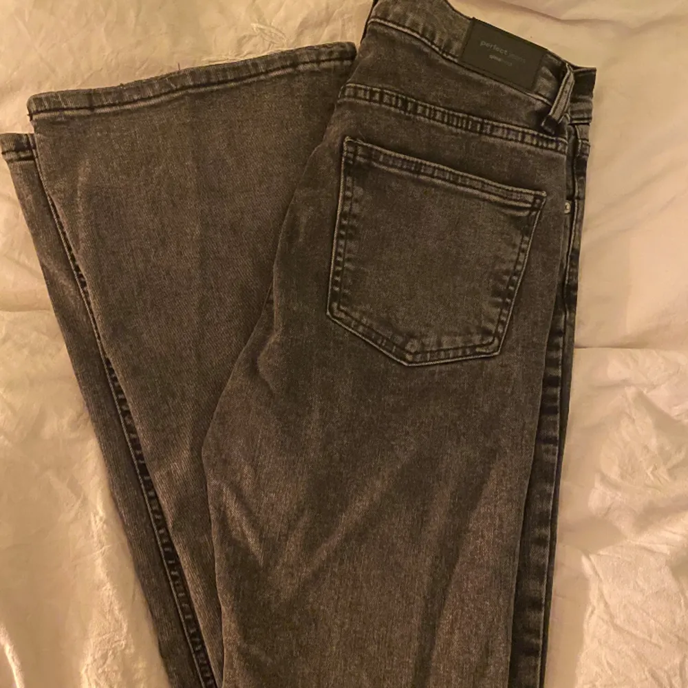 Säljer mina gråa low waist bootcut jeans från Gina då dom inte kommer till användning. Endast använda 2 gånger och är i mycket bra skick! Nypris 499 kr💞. Jeans & Byxor.