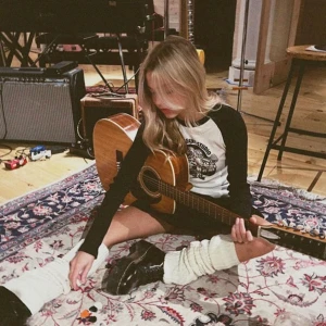 BRANDY MELVILLE tröja - så himla söt långärmad tröja med tryck på framsidan från Brandy Melville💕den är one size men skulle säga att den är XS/S. har bara använt tröjan en gång så den är i jättebra skick!