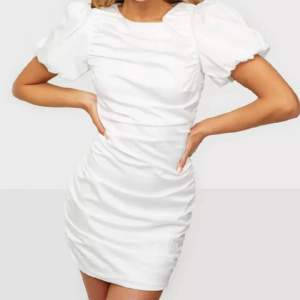 Säljer min vita studentklänning som använts endast en gång!!!!!! Super skön och fin, är helt slutsåld på Nellys hemsida💕💕