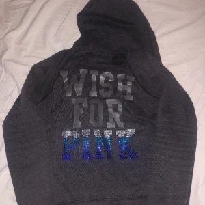 Victorias secret pink zip up🩷 - En sjukt cool vintage Victorias secret pink zip up! Jätte fin mörk grå färg och med rhinestones på ryggen. Skriv för mer bilder!🩷🩷 den ser typ randig ut på bilden men det är den inte!!