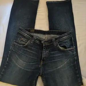 Säljer helt nya Lee jeans som aldrig använts! Modellen är low-waist bootcut, De är Vintage. De är lite för stora för mig, så jag hoppas de hittar en ny ägare💕🫶🏽 skriv priv för mer bilder osv🫶🏽🫶🏽