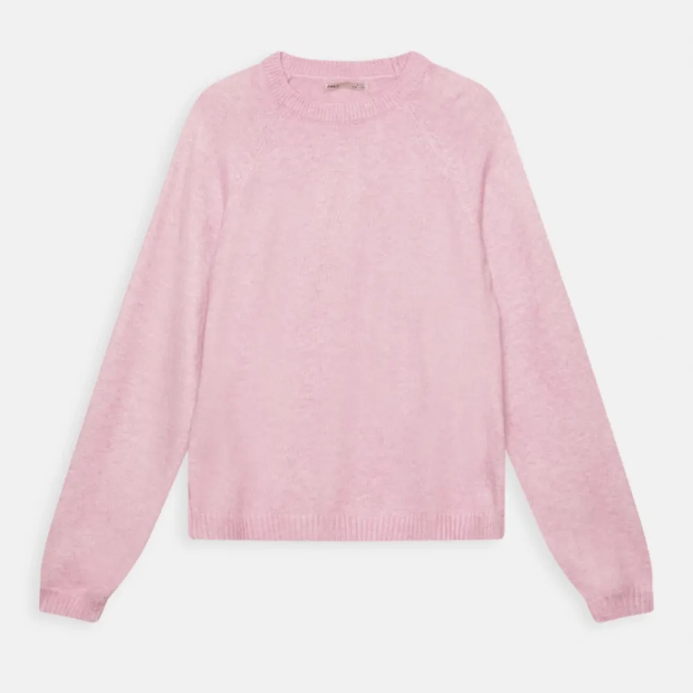 Säljer denna snygga rosa stickade tröjan från only. Tröjan i sig är i bra skick men har som ett litet hål/ noppig boll på sig men inget man tänker på 💞 säljer då den är för liten för mig!. Stickat.