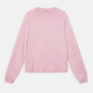 Säljer denna snygga rosa stickade tröjan från only. Tröjan i sig är i bra skick men har som ett litet hål/ noppig boll på sig men inget man tänker på 💞 säljer då den är för liten för mig!