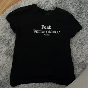Fåtal gånger använd Peak Performance t-shirt!  Storlek M men passar S