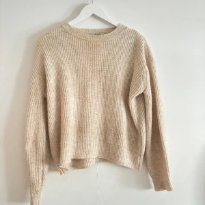 Stickad tröja - Superfin stickad tröja från chiquelle som är slutsåld! Säljer pga att den ej kommer till användning, nypris 400🫶🏻