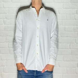 Riktigt snygg vit ralph lauren skjorta i väldigt fint skick, storlek 18 som motsvarar S. Pris 550. Lånade bilder! Hör av dig så löser jag nya🙌
