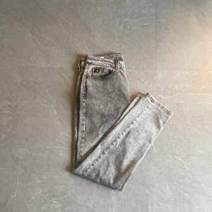 Calvin Klein jeans grå  str 30/32, använda fåtal gånger, skick 8/10, ny pris runt 1100kr säljer för 550kr men pris kan diskuteras vid snabb affär. 