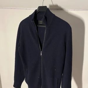 Massimo duti Hel zip - En fräsch massimo dutti tröja. Storlek M Inte använt mycket Skick 8/10 Köpt för 800